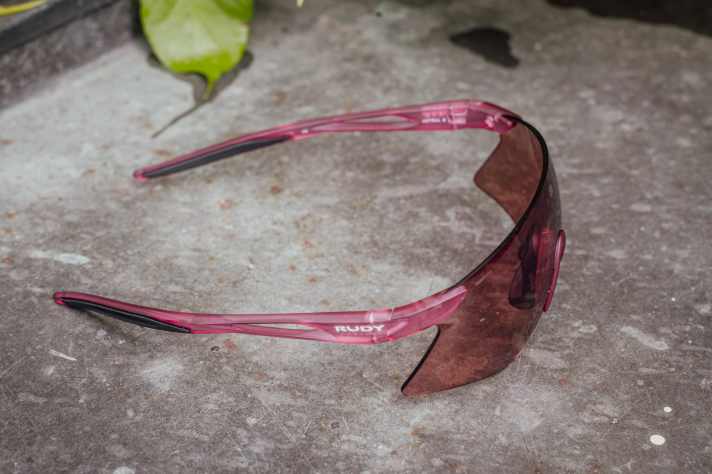 Stärker gecurved ist keine andere Brille im Test. Dadurch ist die Rudy sehr eng und exakt vor den Augen platziert