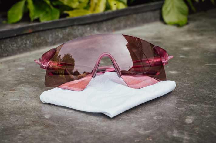 Rudy Project n'offre malheureusement pas plus qu'un sac en microfibres, d'autres fabricants proposent plus d'équipement.