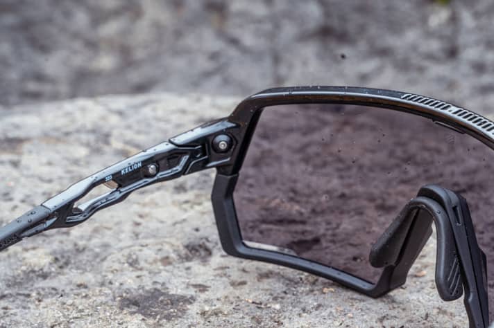 Der Knopf zum entriegeln des Wechselsystems sitzt innen am Bügel.