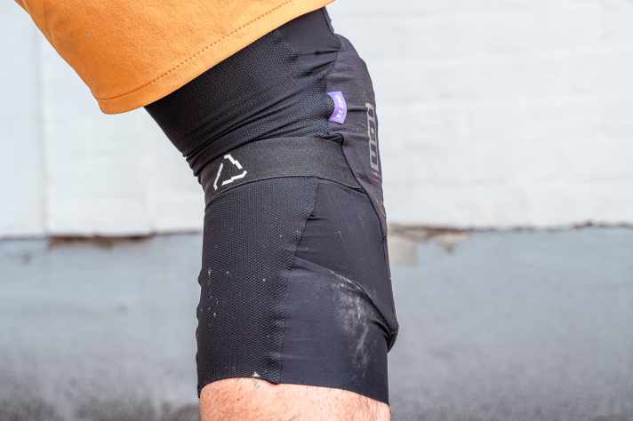 An der Rückseite gibt es leichtes Mesh-Material und einen zusätzlichen Strap für besseren Halt.