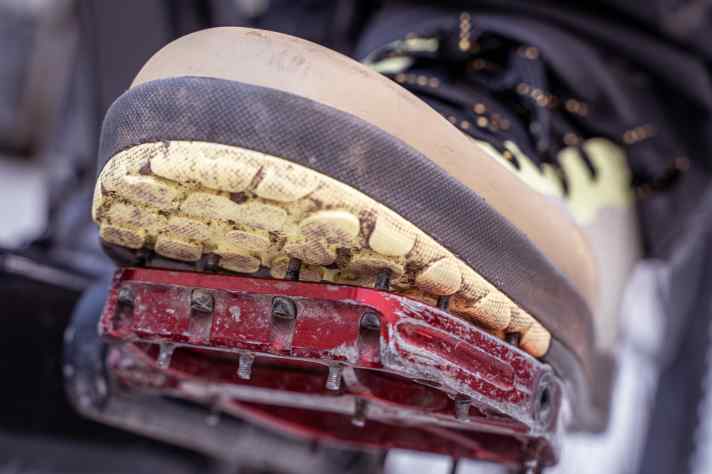 Für maximalen Grip sollten die Pins an unterschiedlichen Stellen in die Sohle stechen