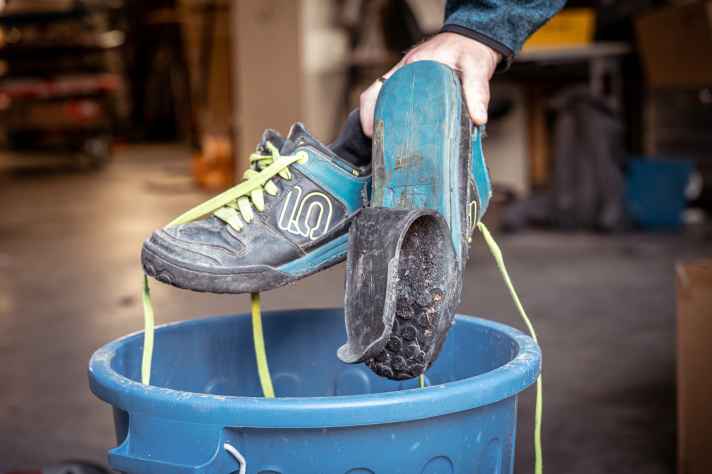 Unfortunately, re-soling at the cobbler's makes no sense in most cases. At some point, you are forced to say goodbye: Say goodbye to your beloved bike shoes