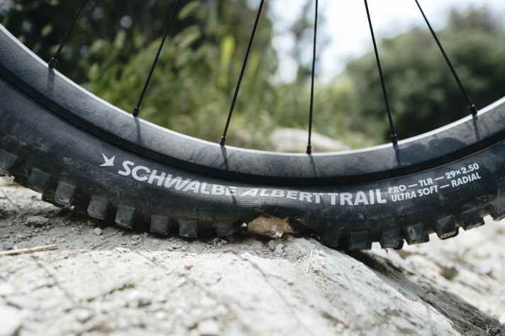 Schluckfreudig: Die neuen Schwalbe Reifen mit Radial-Karkasse saugen kleine Unebenheiten förmlich in sich auf.