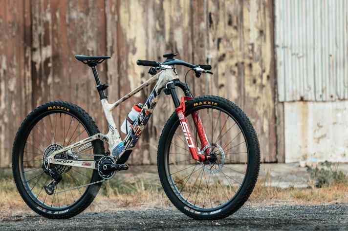 Bjorn Riley is not only a mountain biker, but also an artist. His Scott Spark RC would also look good in a studio.