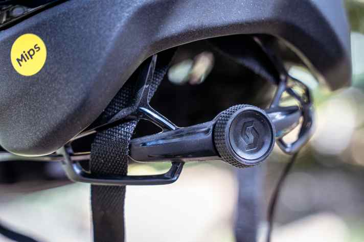 Rubberised grip and well rasterised - the dial on the Scott is easy to operate