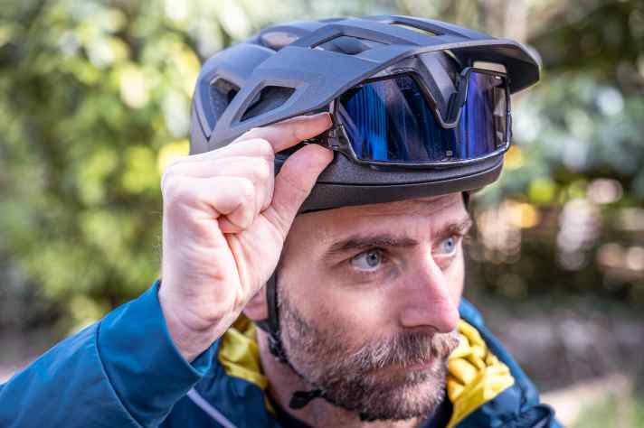 Die Sonnenbrille lässt sich auch beim Tago gut unter dem Visier verstauen