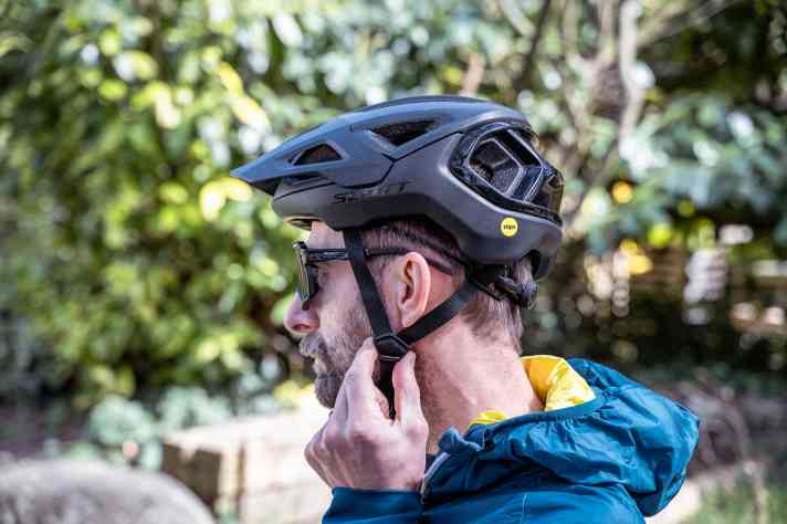 Die Gurte laufen nahe am Kopf und lassen sich sauber anpassen, das sorgt für besten Sitz