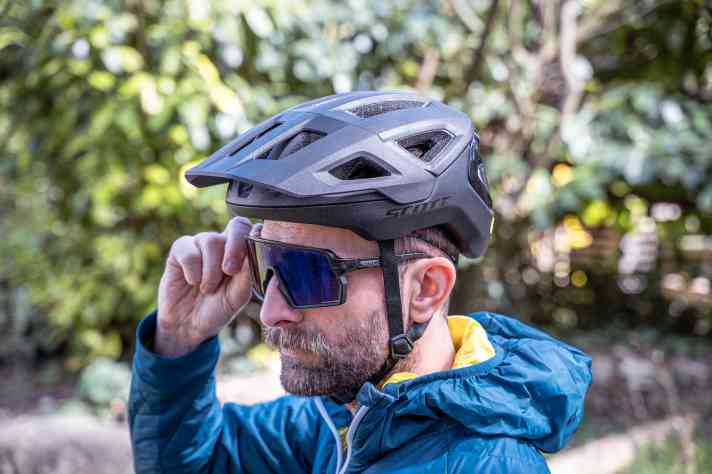 Unter dem Helm bleibt ausreichend Platz für alle Arten von Sonnenbrillen - selbst die mit extragroßer Scheibe