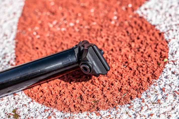 Schlanke Sattelaufnahme mit gut erreichbaren Schrauben