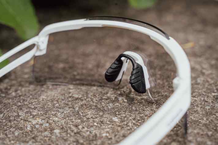 The rubber bridge can be removed and rotated. This allows the Equinox to be minimally adapted to the shape of the face