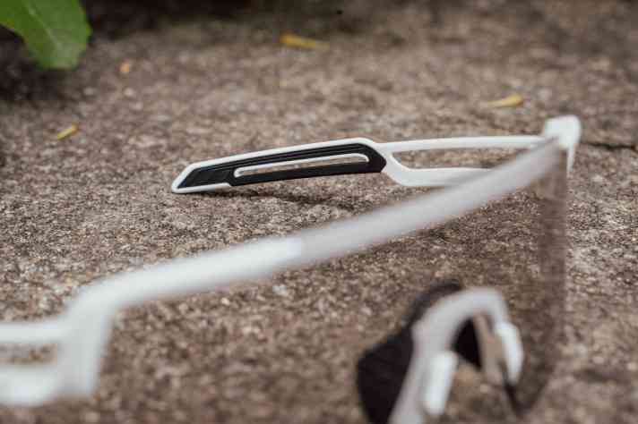 Die Brillenbügel sind erstaunlich kurz geraten und enden schon auf Höhe der Ohren