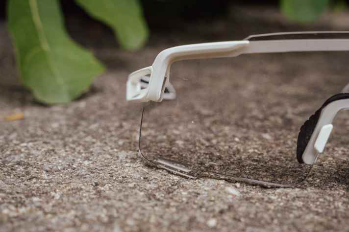 Design or function? The windscreen extends far outwards, but could reach further down at the cheeks