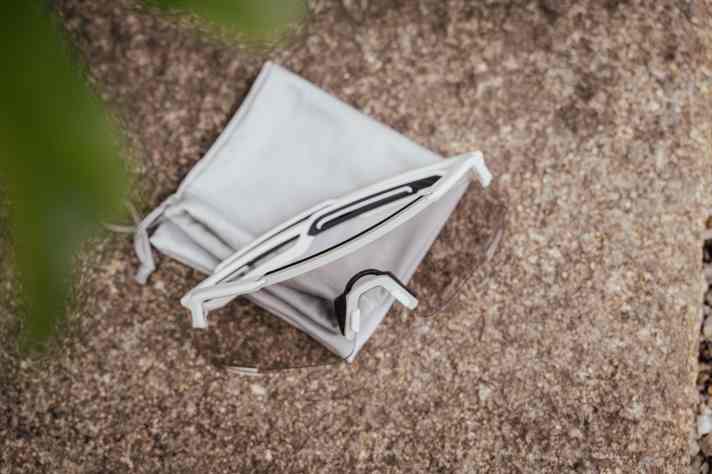 The scope of delivery is straightforward: the Japanese do not provide more than a microfibre bag with the purchase of the Equinox