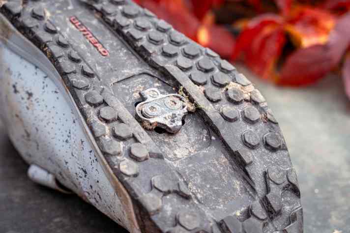 A long pedal channel helps when clipping in in tricky situations. The sole underneath has been noticeably stiffened compared to its predecessor.