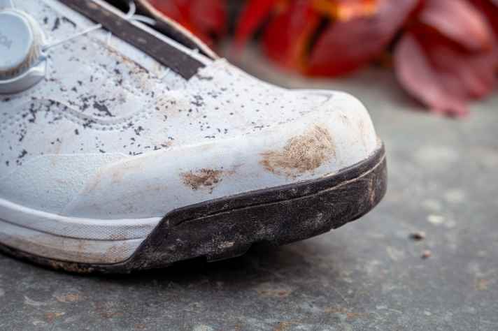 Die Zehenkappe ist besonders robust ausgeführt, Steine und Wurzeln richten hier nicht viel aus.