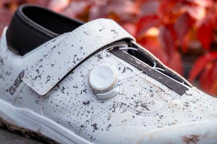 Besser geht’s kaum. Die Kombi aus Boa und Klett lässt sich super anpassen, auch während der Fahrt. Der Boa-Verschluss hat einen Abreißschutz.