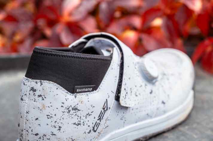 The neoprene cuff prevents dirt from getting into the shoe, but also protects the sensitive ankles.