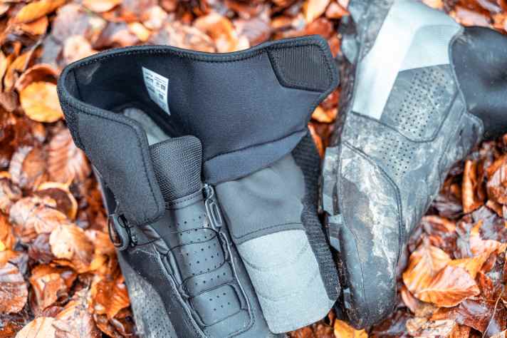 Ein Blick ins Innere des MW7 zeigt: Der Shimano ist ähnlich wie der Giro auf einem Halbschuh aufgebaut