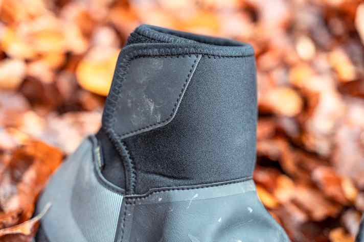 Même si la membrane Gore-Tex ne s'étend que jusqu'à la cheville, la MW7 est presque entièrement étanche grâce à la guêtre en néoprène.