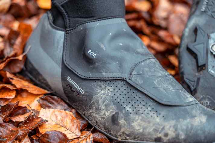 Die fette Abdeckung macht den Shimano extrem wetterfest. Das Boa-Rädchen bleibt auch während der Fahrt leicht erreichbar