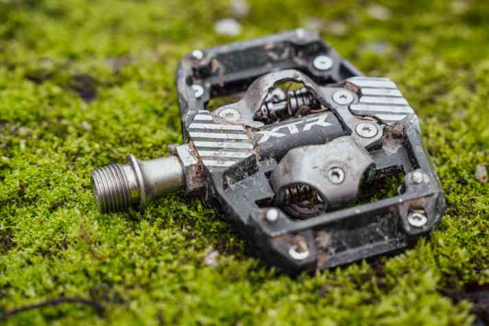 Completely new and finally equipped with a usable cage. The new XTR PD-M9220 is visually based on the Shimano Saint pedal.