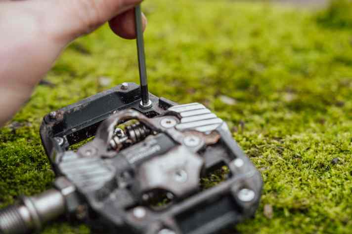 Praktisch: Die Pins lassen sich nach unten herausdrehen und per Beilagscheibe in der Höhe anpassen.