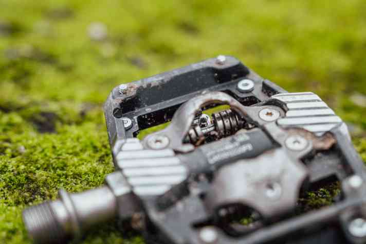 Die große Standfläche gibt ausgeklickt ausreichend Sicherheit, die Pins könnten aber etwas länger sein.