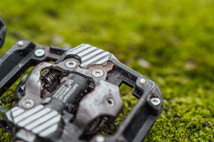 Shimano hat die Aufstandsfläche seitlich von der Bindung vergrößert, dadurch steht man enorm satt und wackelfrei auf dem Pedal.