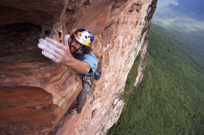 In der senkrechten Hölle: Big Wall Climbing in Venezuela. Unten lauert die grüne Hölle mit Moskitos, Blutegel, Jaguar. “Wenn’s leicht wäre, wär’s kein Abenteuer”, sagt Stefan Glowacz.