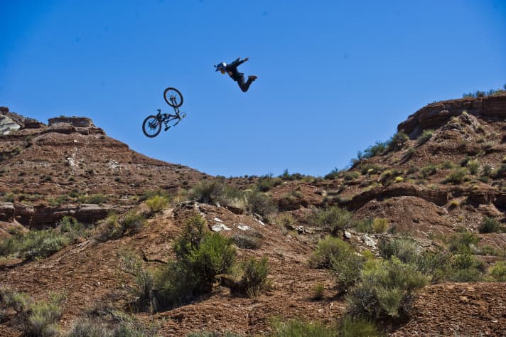 Mehr BASE-Jump als MTB-Sturz: Profi Andreu Lacondeguy im Grenzbereich. “Jeder Sturz schädigt das Selbstvertrauen”, sagt Fahrtechnik-Coach Herrmann.