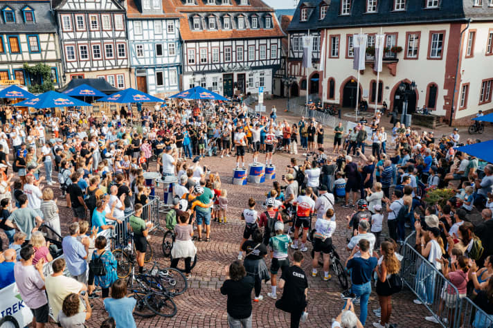 Siegerehrung vor würdiger Kulisse: Viele Zuschauer kamen zur Pokalübergabe, um den Siegern zu applaudieren.