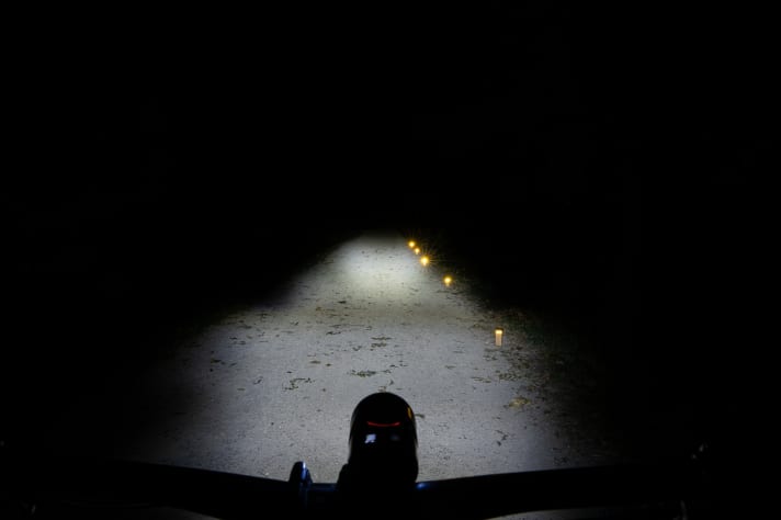 Im hellsten Modus reicht die Sigma locker für Fahrten auf Forstwegen. Für Trails ist der Lichtkegel zu schmal, ein echtes Fernlicht gibt es auch nicht