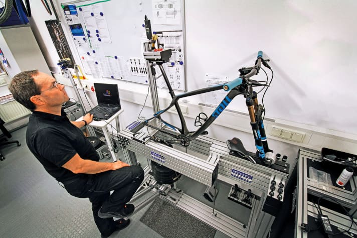Even hardtails have noticeable and measurable differences in comfort despite the lack of suspension at the rear.
comfort. We measure this seating comfort on all hardtails. To do this, we simulate a rider weighing 100 kilograms and measure the vertical compliance of the frame including the seatpost.