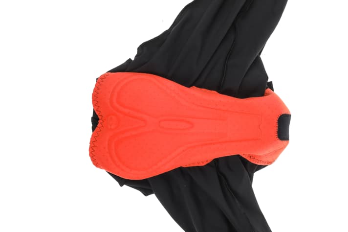 The pad only offers optimum support in a narrow area - be careful with wide sit bone distances. Also not very pressure-resistant