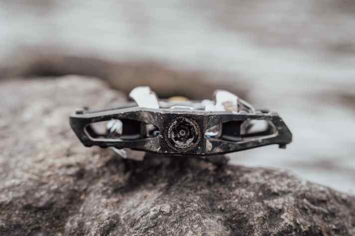 Der kompakte Käfig dient eher zum Schutz des Bindungsmechanismus statt als nutzbare Standfläche.