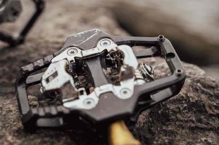 Die Schuhsohle hat etwas wenig Kontakt zum Pedalkörper, man steht leicht wacklig. Die beiden Pins bringen auch ausgeklickt keinen echten Nutzen.