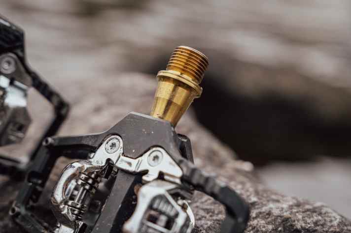 The titanium axle saves 50 grams compared to its steel counterpart. This puts the Vertic X Ti at a light 354 grams.