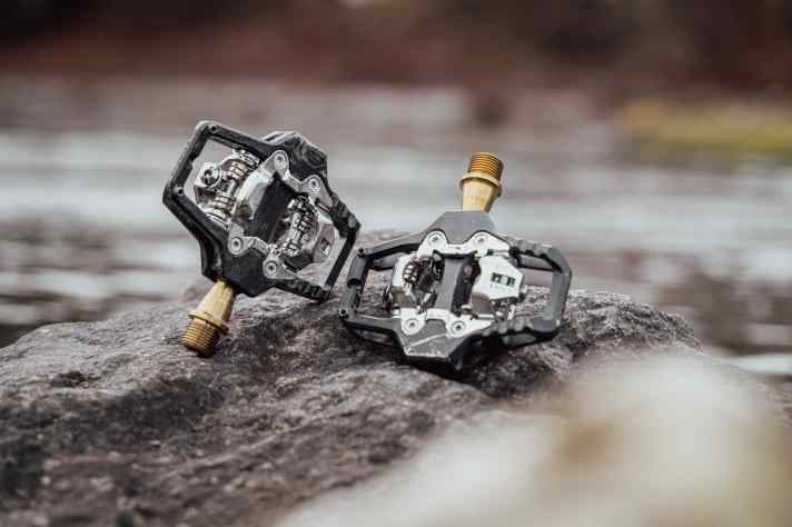 Thanks to its titanium axle, the Sixpack Vertic X Ti is one of the lightest pedals in the test, but delivers noticeably less riding safety than the Shimano XTR pedal, for example.