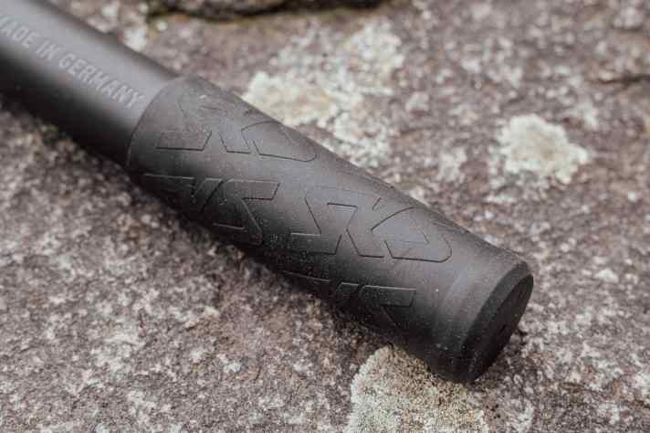 With its rubberised grip, the SKS lies very comfortably and securely in the hand