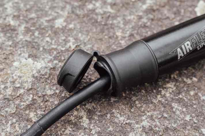 Plopp - gut geschützt unter dem Staubdeckel verbirgt sich der Pumpenkopf mit Ausziehschlauch