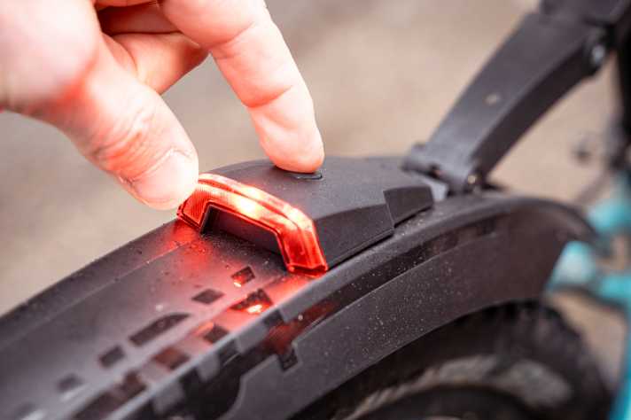Clever: a rear light can be integrated into the rear mudguard. Operation is also particularly easy for children. There is only on or off.