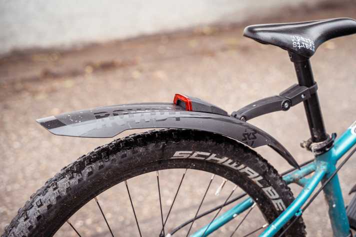 The rear mudguard can be neatly aligned using two joints. The rear light is optional and fits perfectly into the integrated recess.