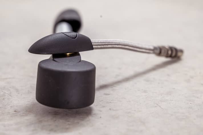 Unnötig und immer im Weg: die Abdeckung über dem Schlauch stört beim Griff