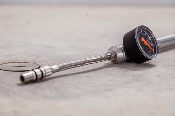 Robust but impractical: the steel flex hose is too short and too inflexible