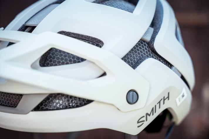 Despite the honeycomb structure, no top values for impact protection. The ventilation is rather moderate