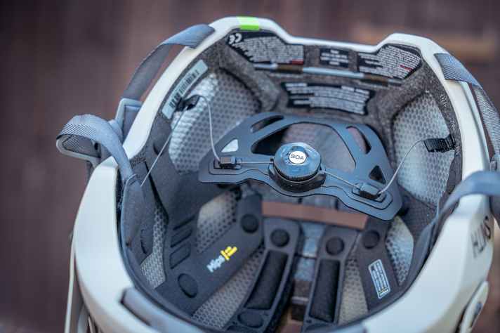 Bequem aber nicht praktisch: Die Nackenstütze klappt beim Anziehen nach vorne