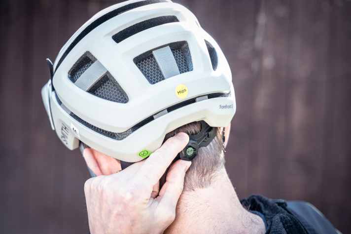 Der Boa-Verschluss bringt nur wenig Zug auf den Helm. Damit sitzt der Smith nicht allzu fest am Kopf