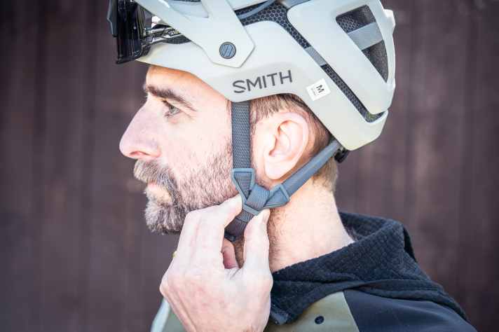 Die Y-Gurte sind nicht einstellbar, laufen aber mit gutem Abstand um die Ohren herum. Beim Verschluss setzt Smith auf eine Standard-Schnalle