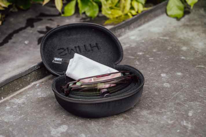 Le spacieux étui rigide contient un sac en microfibres et un écran interchangeable transparent.