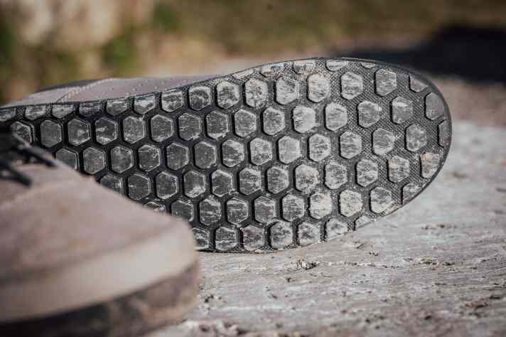 Die Slip-Not-Sohle klebt wie Gummi an den Pedalen. Zudem ist der Schuh sehr steif, was für sehr sicheren Stand sorgt